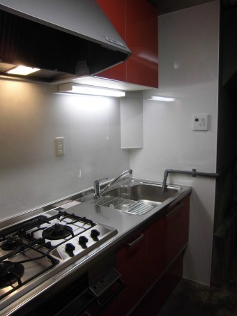 金井青果店様の長年使用しました流し台をシステムキッチンにお取替え